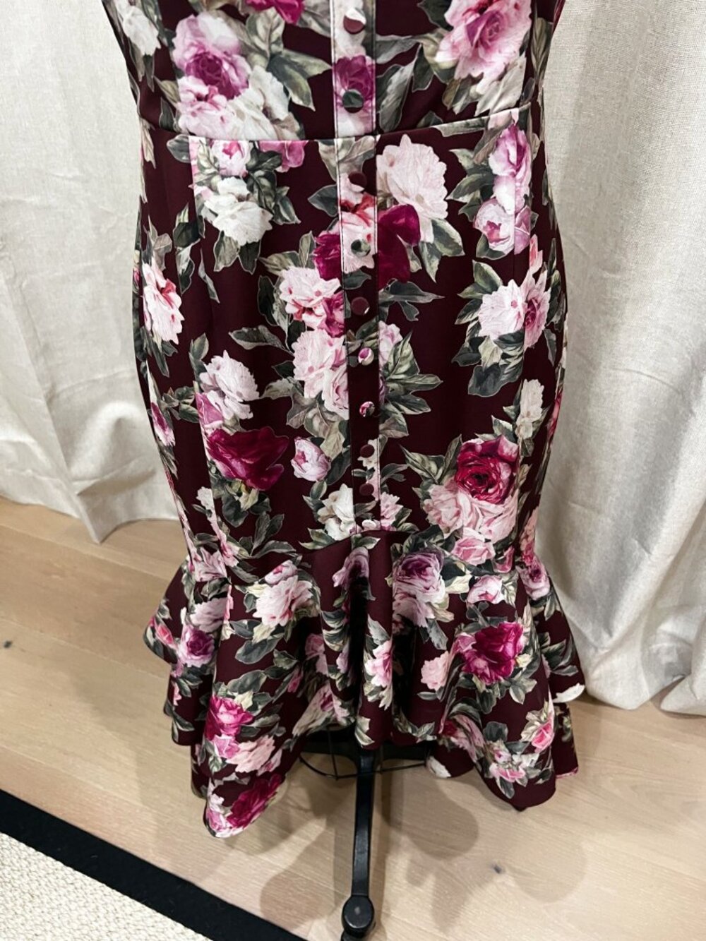 FAME + PARTNERS Floral Midi Dress With Ruffle Hem & Button Detail Sz 8 Burgundy - Picture 6 of 10